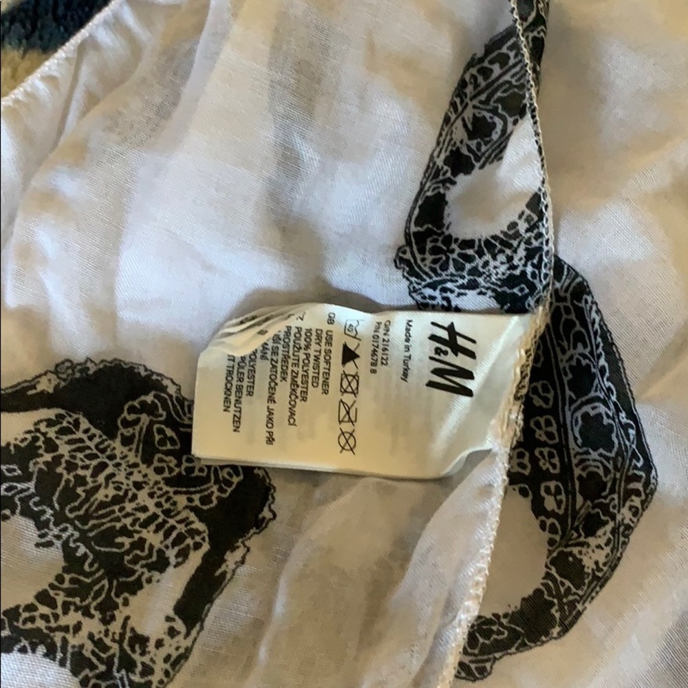 H&M skull scarf - Picture 2 of 3